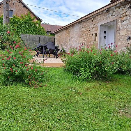 Logement Chaleureux Avec Parking Gratuit Oyre Exterior photo