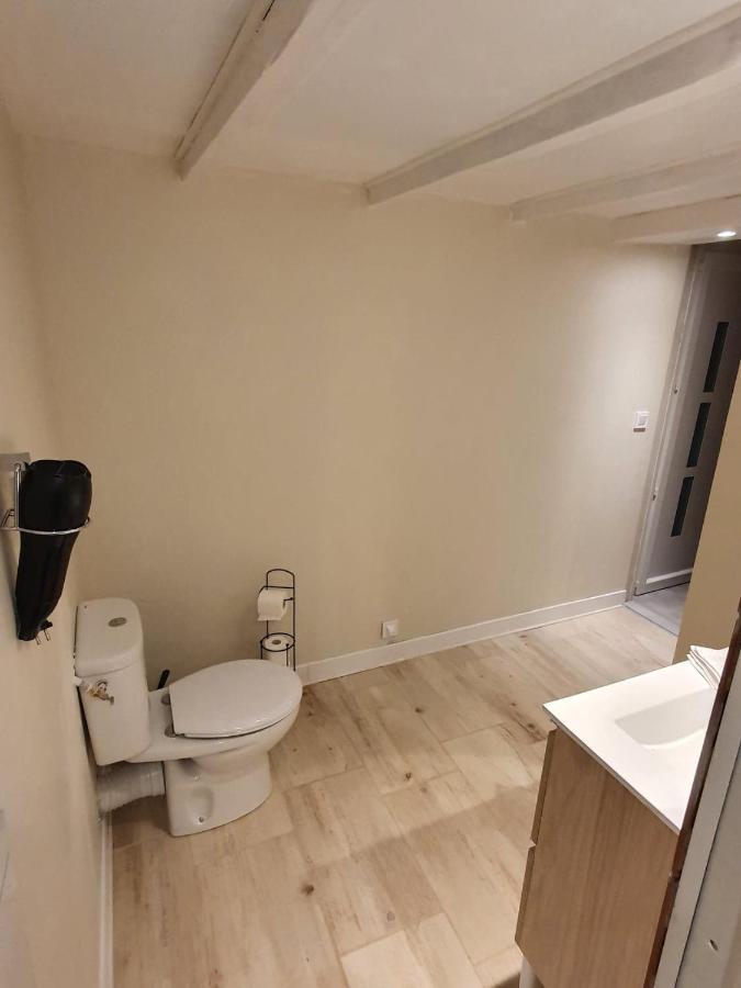 Logement Chaleureux Avec Parking Gratuit Oyre Exterior photo