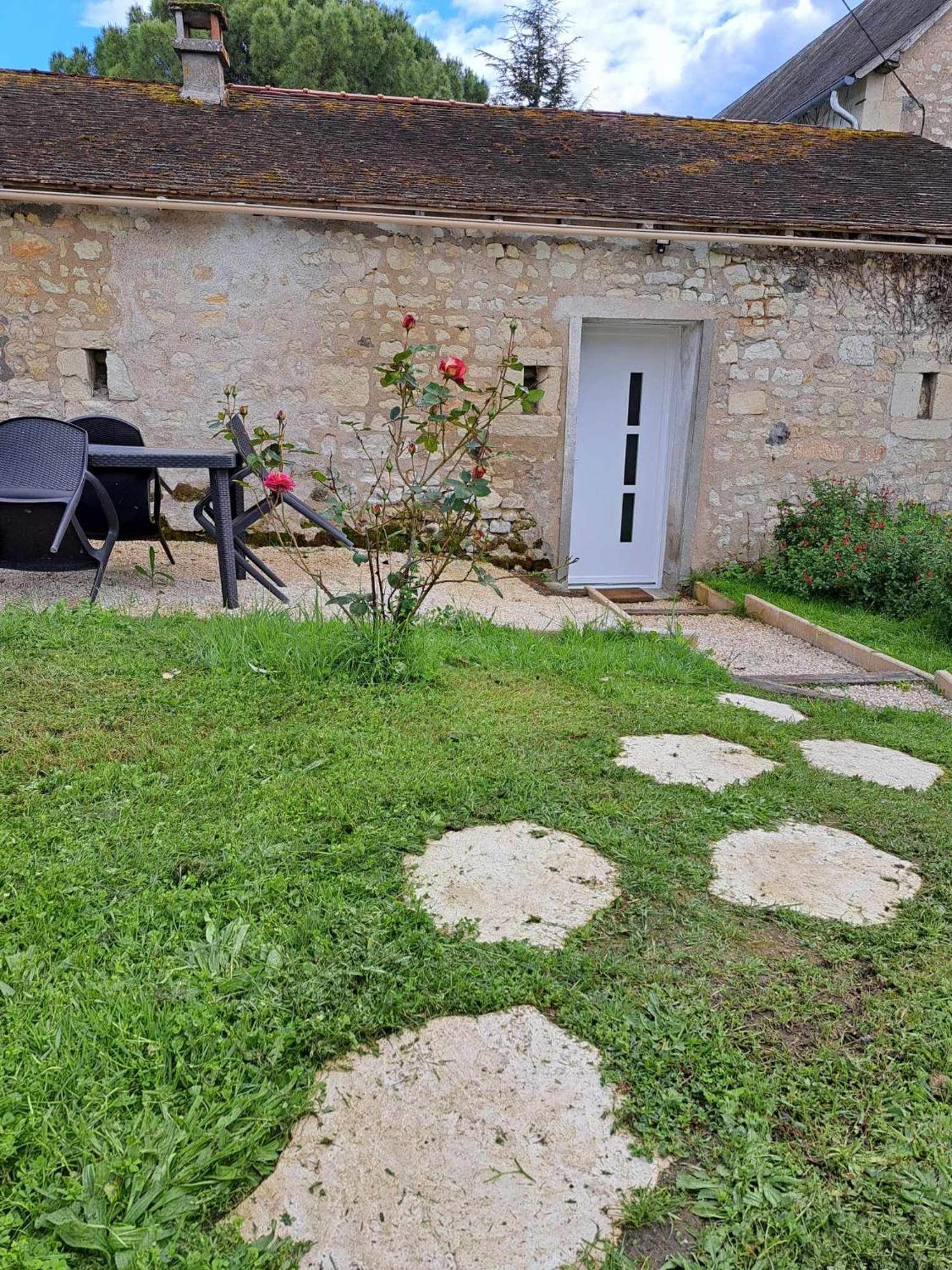 Logement Chaleureux Avec Parking Gratuit Oyre Exterior photo